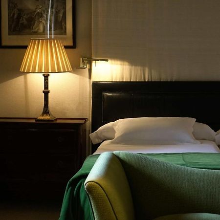 Landa Hotell Burgo Exteriör bild A bedroom at the hotel