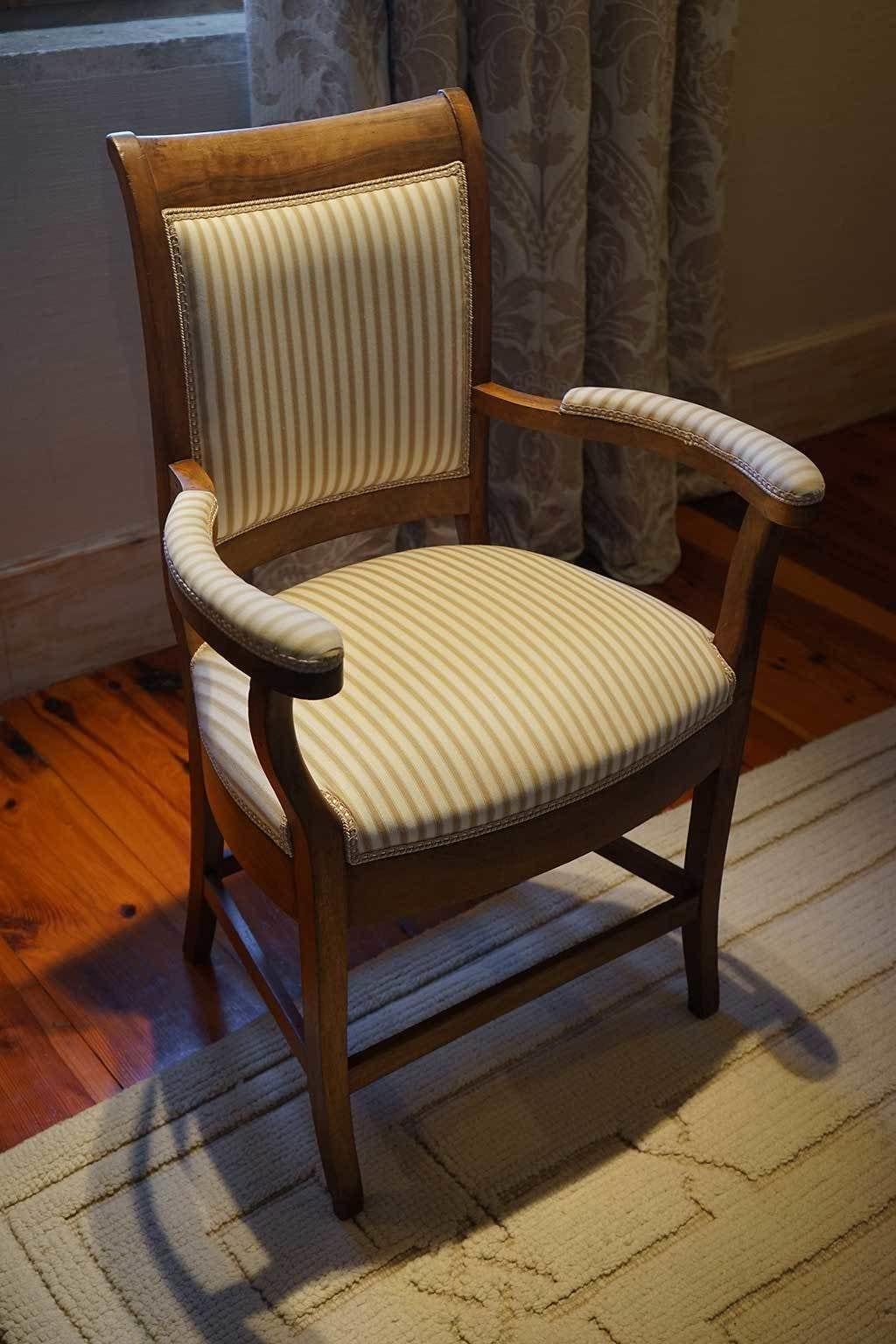 Landa Hotell Burgo Exteriör bild A chair with a striped seat