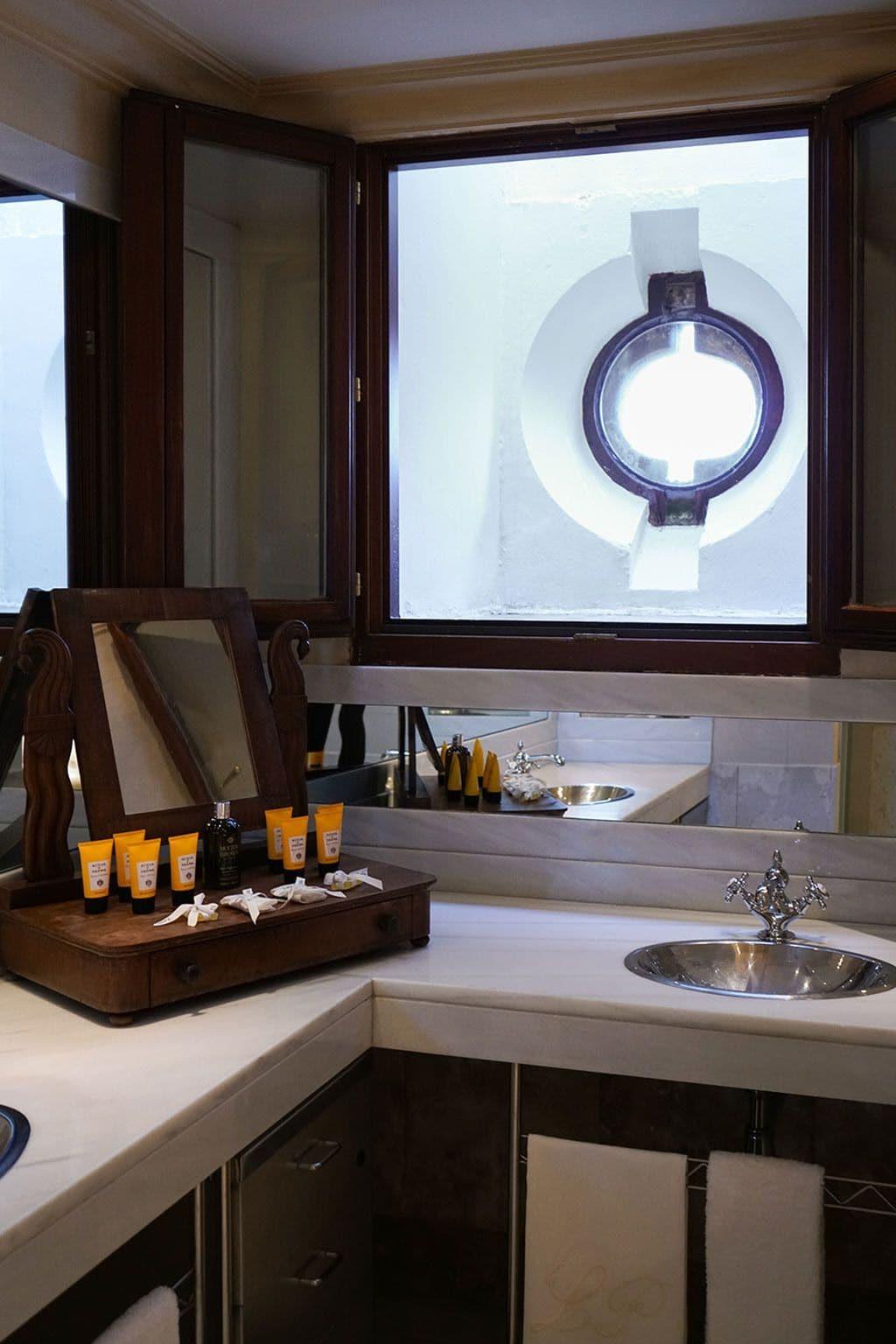 Landa Hotell Burgo Exteriör bild Bathroom amenities