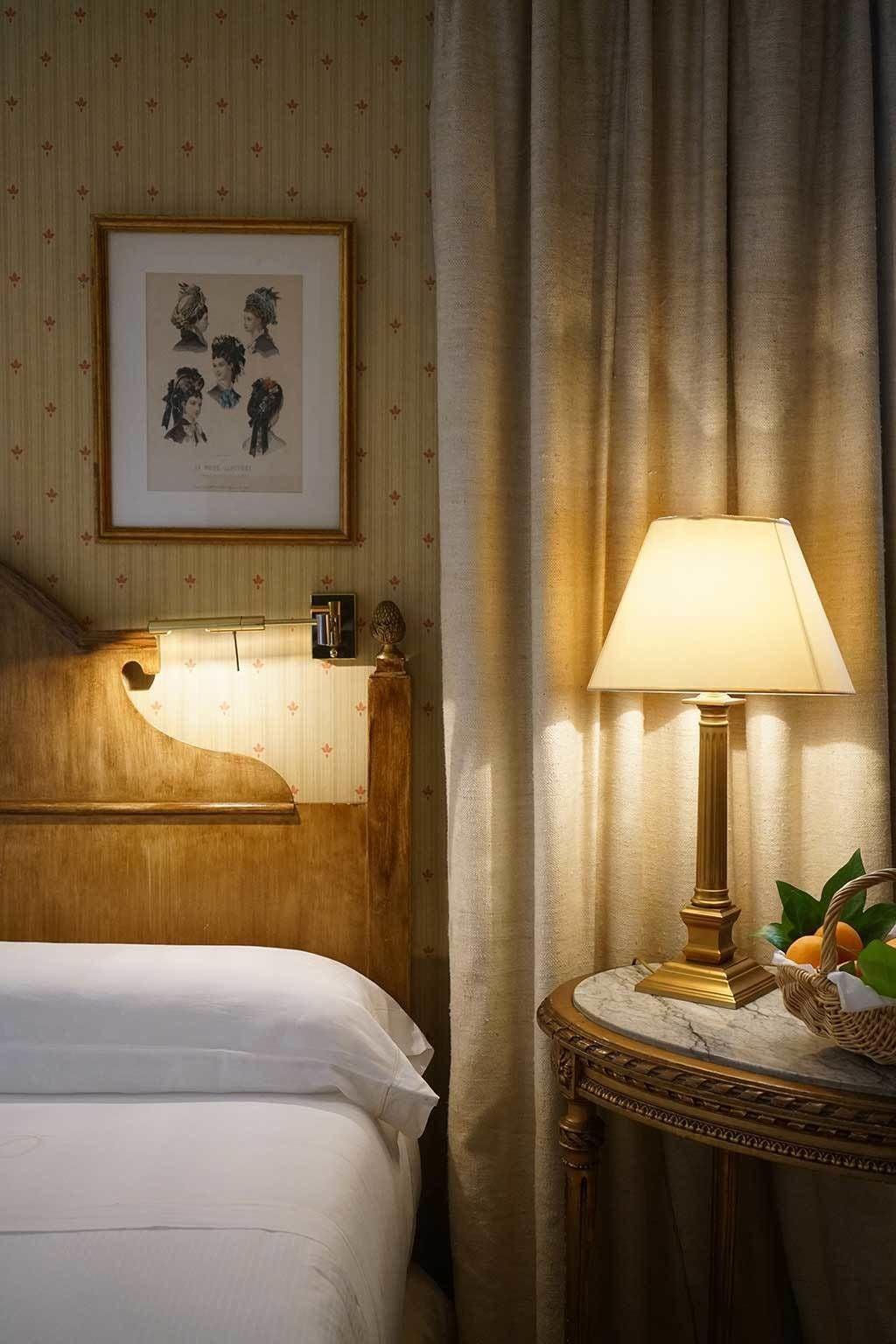 Landa Hotell Burgo Exteriör bild A table lamp