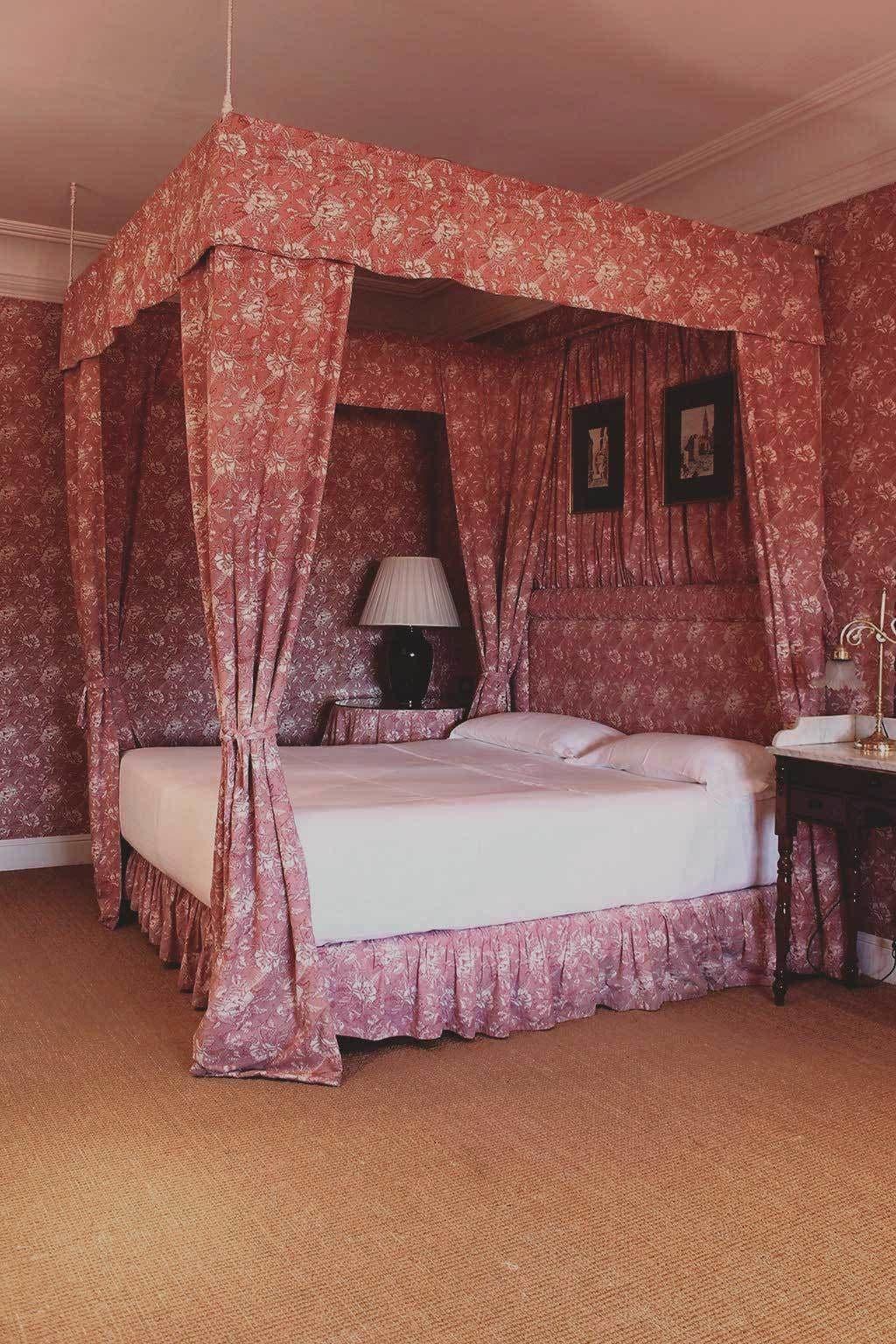 Landa Hotell Burgo Exteriör bild A bed with a bed skirt