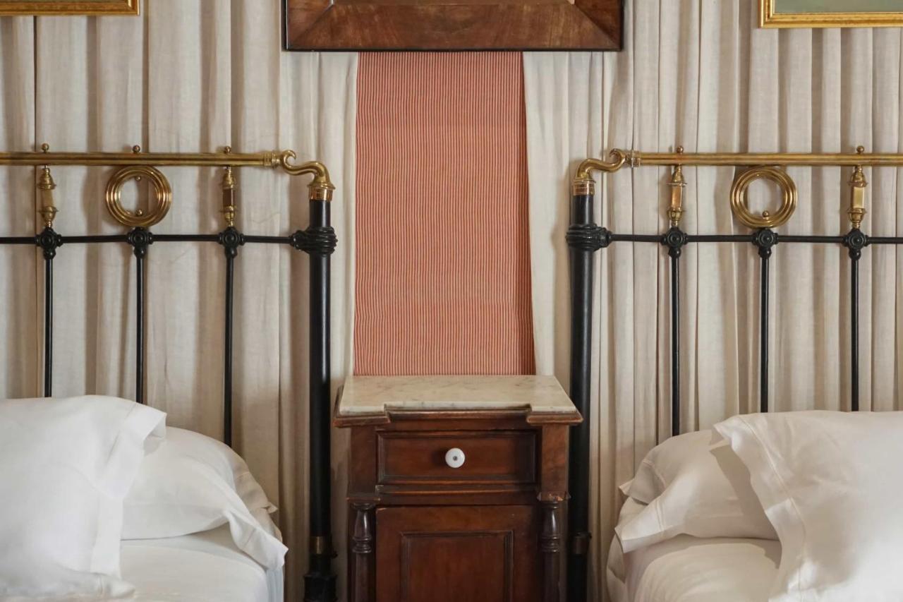 Landa Hotell Burgo Exteriör bild A nightstand