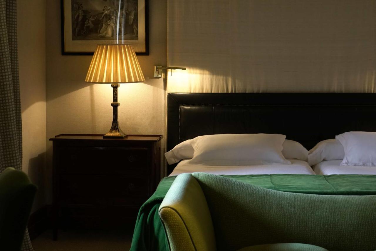 Landa Hotell Burgo Exteriör bild A bedroom at the hotel