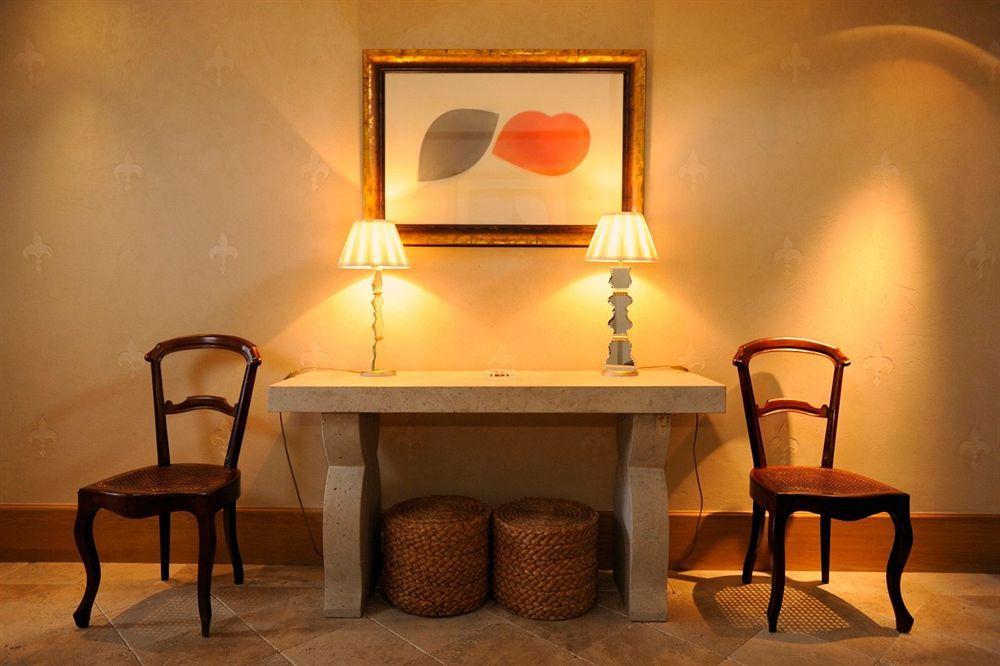 Landa Hotell Burgo Exteriör bild A table and chairs