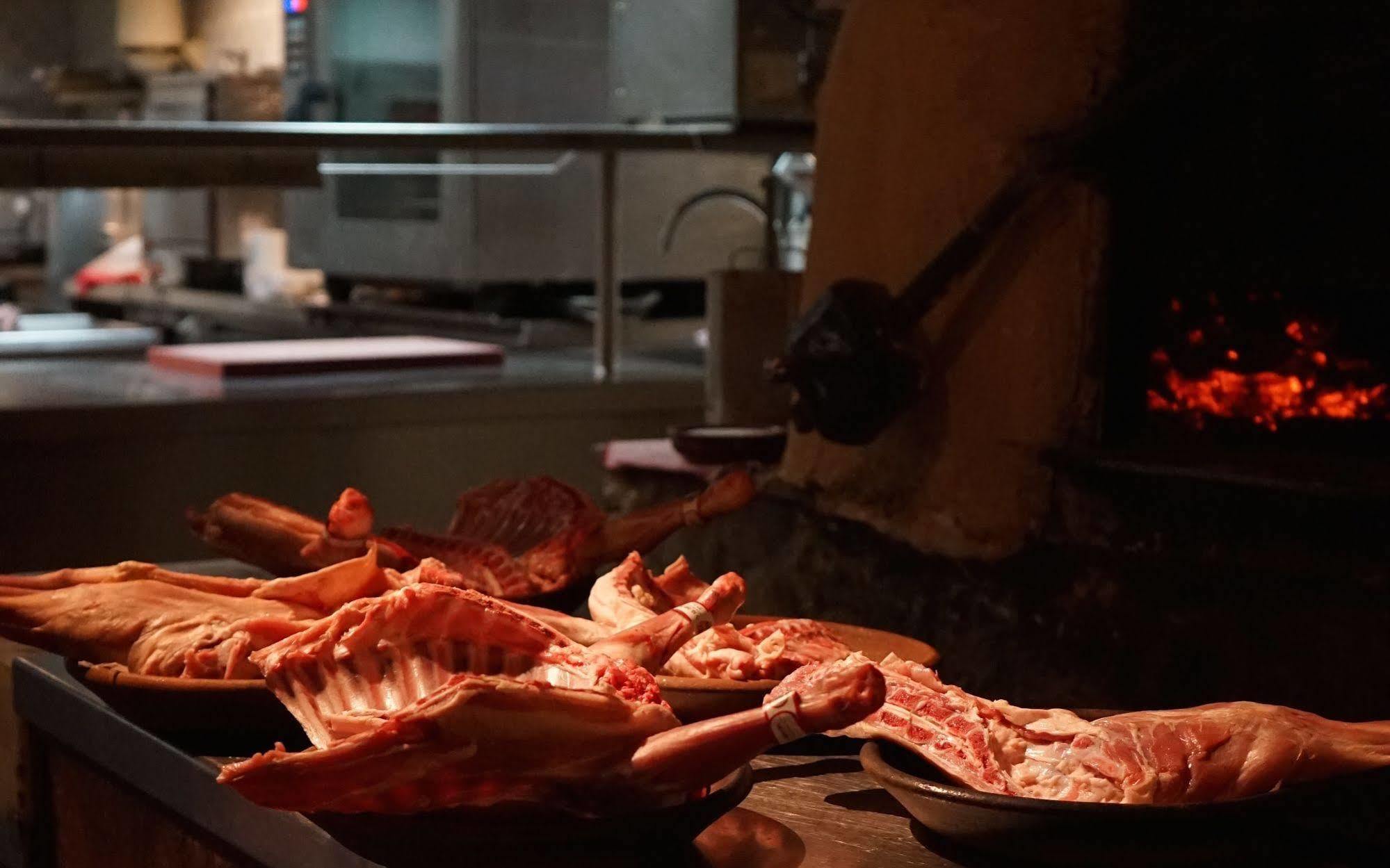 Landa Hotell Burgo Exteriör bild Cooking meat