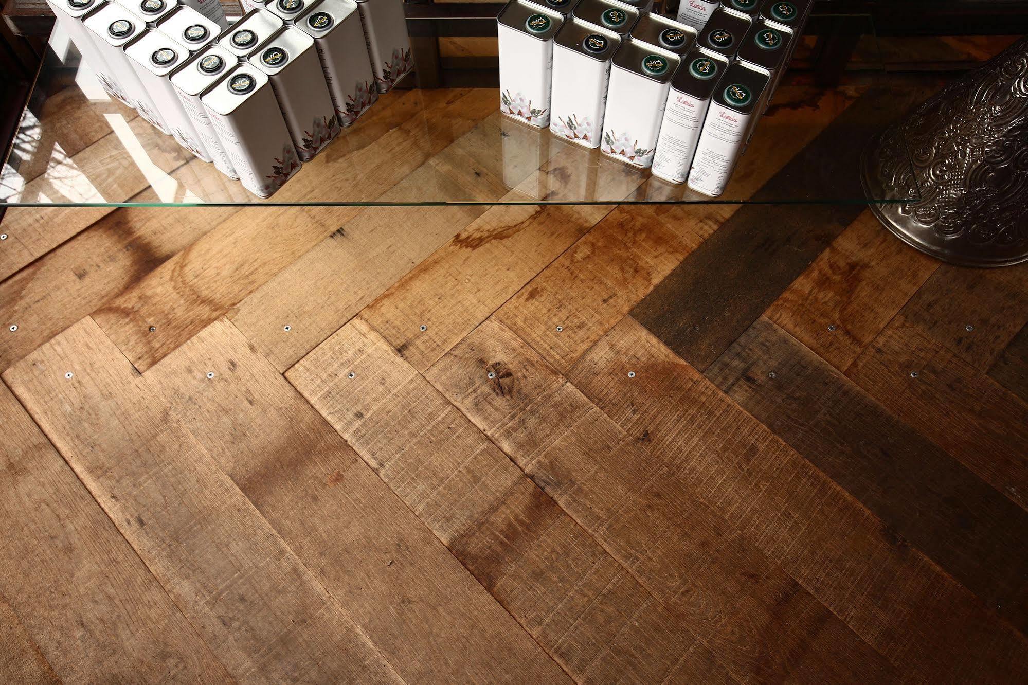 Landa Hotell Burgo Exteriör bild A floor made of maple wood
