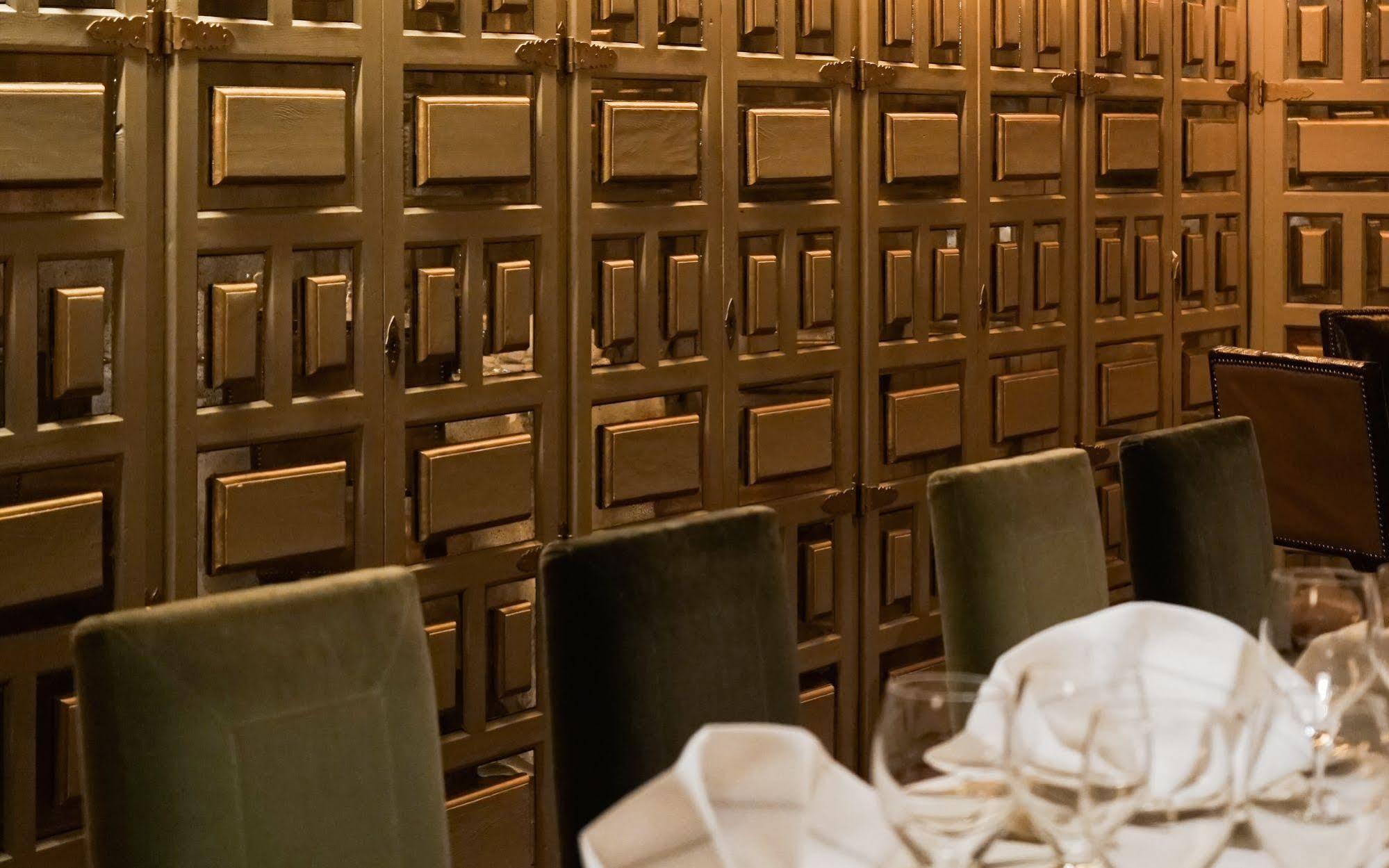 Landa Hotell Burgo Exteriör bild Gold bars in a bank vault